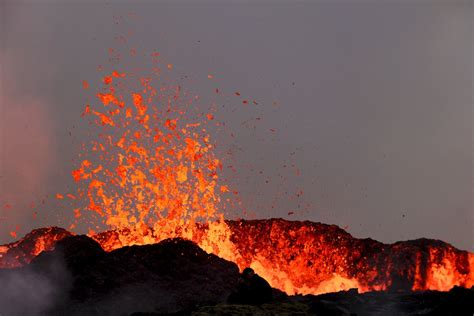 Watch live cams of eruptions from the worlds most。